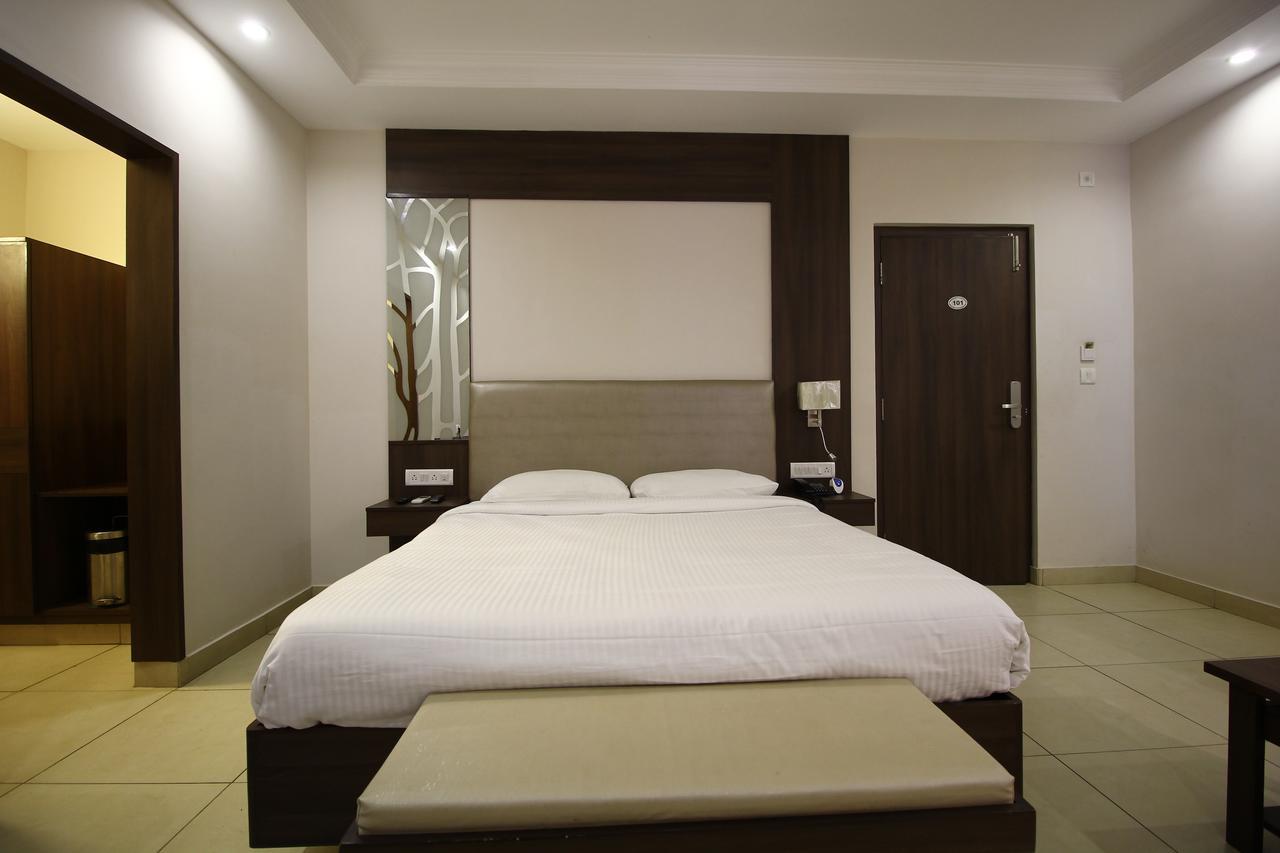Vels Hotel Pondicherry Exterior foto