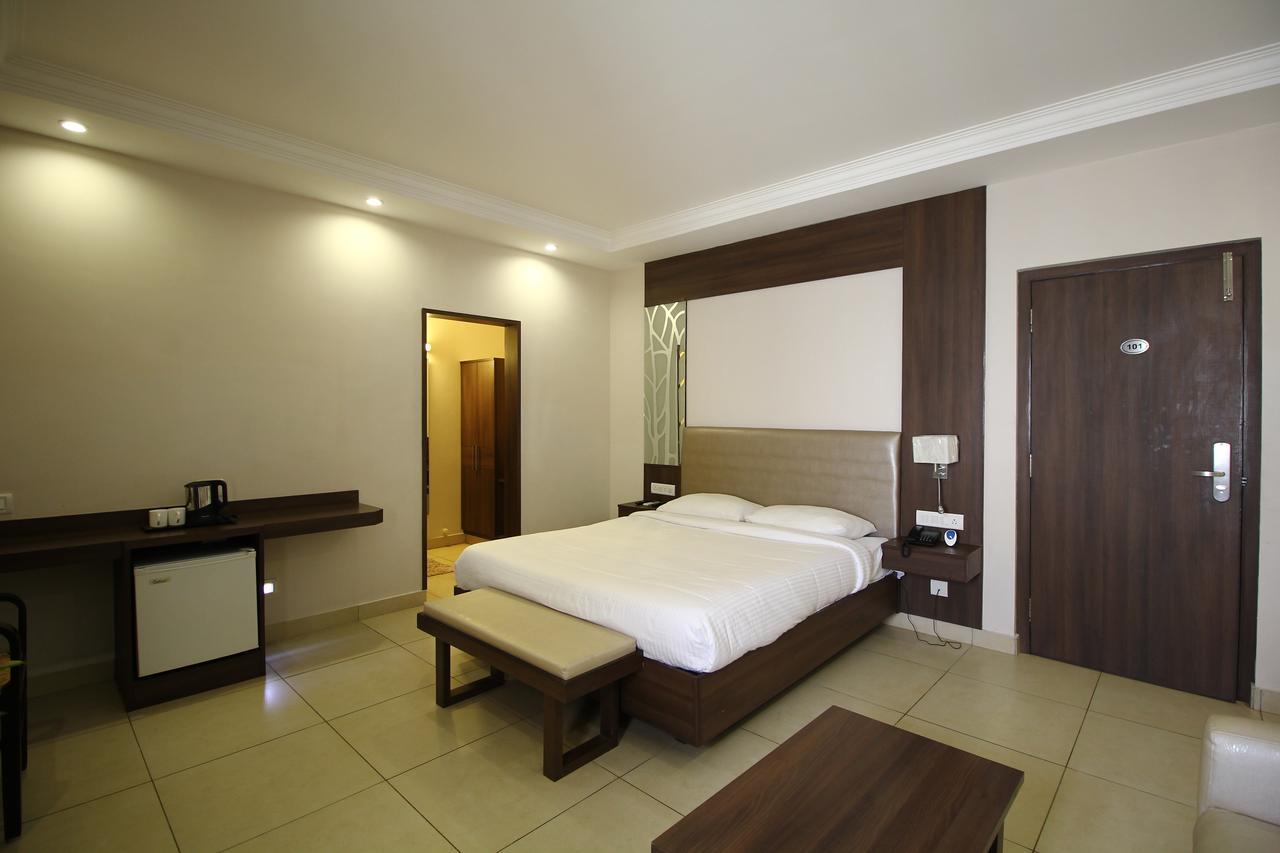 Vels Hotel Pondicherry Exterior foto
